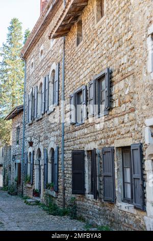 Straßenszene in Val d'Oingt, Frankreich Stockfoto