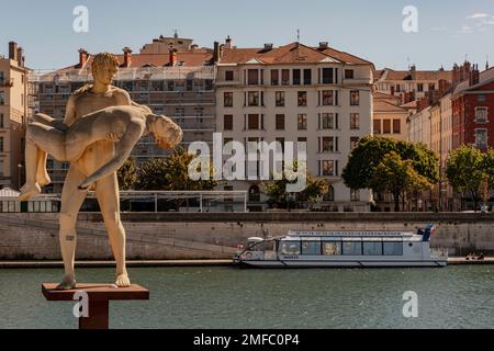 Eigengewicht in Lyon, Frankreich, mit Flussboot im Hintergrund Stockfoto