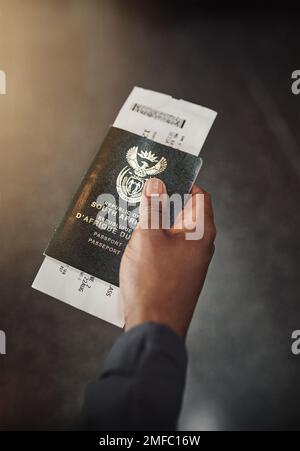 Was ich brauche, um die Welt zu sehen. POV-Foto eines unbekannten Mannes mit Pass und Bordkarte am Flughafen. Stockfoto