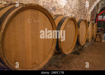 Französische Weinfässer in einer Weinhöhle Stockfoto