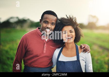 Das Leben auf der Farm ist besser. Porträt von zwei jungen Bauern, die vor der Kamera lächeln. Stockfoto