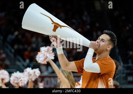 Texas, USA. 24. Januar 2023. Cheerleader der Texas Longhorns im Kampf gegen die Oklahoma State Cowboys im Moody Center in Austin Texas. Texas besiegt Oklahoma State 89-75. Kredit: csm/Alamy Live News Stockfoto