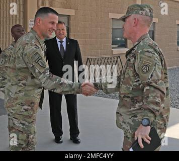 USA Generalleutnant Patrick Frank, USA Befehlshaber der Army Central, war am 19. August 2022 in Camp Arifjan, Kuwait, um Oberst Martin Wohlgemuth, Befehlshaber der Area Support Group-Kuwait, zu besuchen. Wohlgemuth zeigte Frank auf der Basis, um ihn über die Einheiten und Projekte im Camp zu informieren. Stockfoto