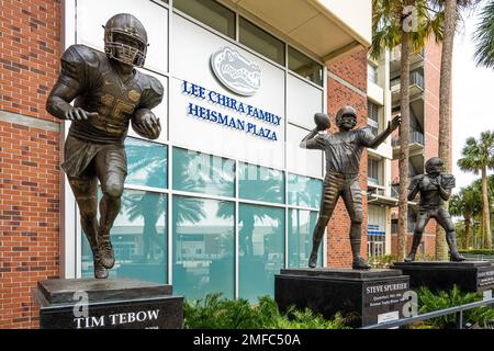 Bronzestatuen der Gewinner der Heisman Trophy der University of Florida, Tim Tebow, Steve Spurrier und Danny Wuerffel, vor dem Ben Hill Griffin Stadium. (USA) Stockfoto