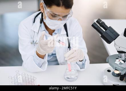 Die Wissenschaft ist voller Kuriositäten. Ein junger Wissenschaftler, der in einem Labor arbeitet. Stockfoto