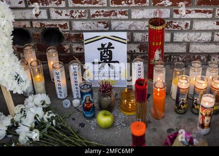 Monterey Park, USA. 24. Januar 2023. Eine Nachtwache für die Opfer der Massenschießerei in einem Tanzsaal im Monterey Park. 1/24/20234 Monterey Park, CA, USA (Foto: Ted Soqui/SIPA USA) Guthaben: SIPA USA/Alamy Live News Stockfoto