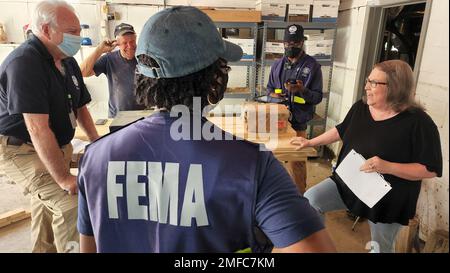 Jeremiah, Kentucky, 19. August 2022 – nach schweren Stürmen, Überschwemmungen, Erdrutschen und Erdrutschen am 26. Juli 2022 unterrichten die Inneninspektoren der FEMA und die FEMA Disaster Survivor Assistance Teams die Überlebenden in Ost-Kentucky. Foto: Christopher Mardorf (FEMA). Stockfoto