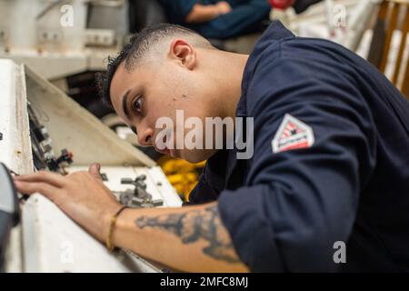 220819-N-JR318-1090 MITTELMEER (19. August 2022) Aviation Support Equipment Technician 3. Class Cesar Pina-Santaella, aus Penuelas, Puerto Rico, prüft einen elektrischen Drehzahlmesser an einem T-15-Dieselgenerator in der Hangarbucht des Flugzeugträgers der Nimitz-Klasse USS Harry S. Truman (CVN 75), 19. August 2022. Die Harry S. Truman Carrier Strike Group befindet sich in einem geplanten Einsatz in den USA Marinestreitkräfte Europa Einsatzgebiet, angestellt von den USA Sechste Flotte, die die Interessen der USA, Verbündeten und Partner verteidigt. Stockfoto