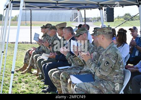 Am Freitag, den 19. August 2022, fand die Zeremonie für das neue Fort Dix Aviation Building and Army Ramp Ribbon statt. Während dieser Zeremonie wurden Remarks von DER USARMY ARCD (USA) MAJ Charles Billi gefertigt. Ebenfalls als Hauptredner war der US-Befehlshaber DER Basis Fort Dix, COL Mitchell Wisniewski, anwesend. Diese neue Einrichtung dient der Truppenbewegung und der Frachtreppe, um die neu gebaute Armeerampe zu betreten, die eine breite Palette von Möglichkeiten für die Betankung von Transitflugzeugen und Flugzeugparkplätze für Starrflügelflugzeuge bis zu einer C-130 bietet. Die Armeerampe kann ebenfalls verwendet werden Stockfoto