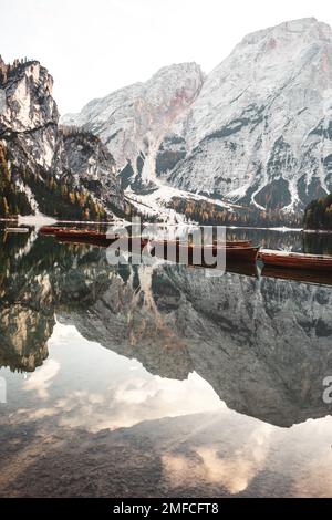 Wunderschöne Reflexion am See braies in südtirol, italien. Herbstsaison. Stockfoto