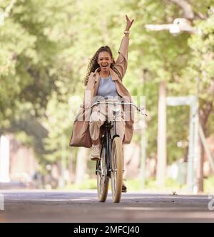 Glückliche schwarze Frau, Fahrrad- und Radfahrer im Park für einen unterhaltsamen Urlaub, ein Wochenende oder eine Reise in die Natur. Afroamerikanische Frau, die glücklich lächelt Stockfoto