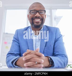 Geschäftsmann, Geschäftsführer und Porträt-Lächeln für Management, Führungskräfte oder Unternehmensleitung, die am Schreibtisch sitzen. Glücklicher afroamerikanischer Manager Stockfoto