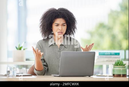 Laptop, Fehler und Frustration, weil eine schwarze Geschäftsfrau bei der Arbeit in ihrem Büro verärgert oder genervt aussah. Computer, 404 und wütend auf eine Frau Stockfoto