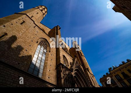 Sant Maria del Mar, eine katalanische gotische Kirche, die zwischen 1329 und 1483 im Stadtteil Ribera von Barcelona erbaut wurde. Stockfoto