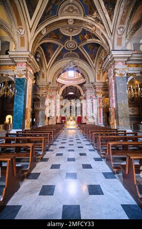 Innenansicht des zentralen Schiffes, Gang mit Holzbänken. In der Kirche der Heiligen Domenico Soriano und Nunzio Sulprizio. In Neapel, Neapel, Italien, Ital Stockfoto