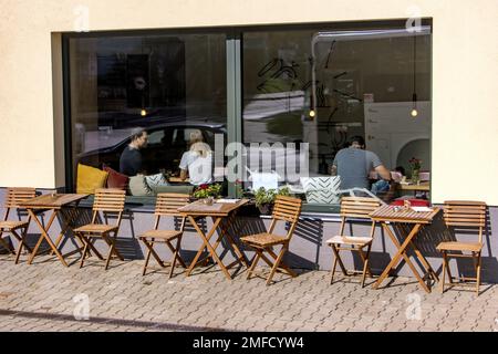 MELNIK, TSCHECHIEN, AUGUST 24 2022, Sitzplätze im Freien auf dem Gehweg vor dem Café-Shop Stockfoto