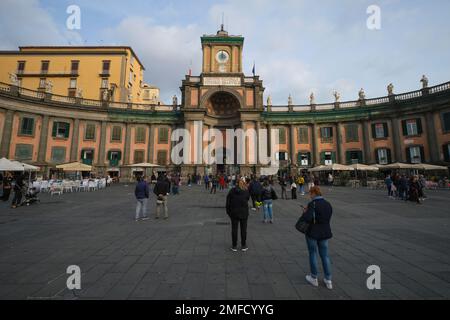 Eltern, die darauf warten, dass ihre Kinder die Schule verlassen, Convitto Nazionale Vittorio Emanuele II An der piazza Dante. In Neapel, Neapel, Italien Stockfoto