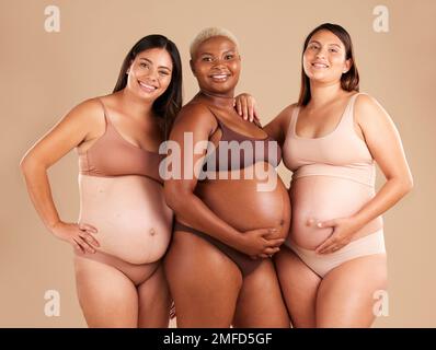 Porträt, Schönheit und Bauch mit schwangeren Freunden im Studio auf beigefarbenem Hintergrund für Vielfalt oder Mutterschaft. Familie, Liebe und Schwangerschaft mit einer Frau Stockfoto