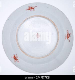 Antikes Chinesisches Porzellangericht Mit Rosen Und Drachen. 18.-19. Jahrhundert Stockfoto