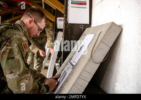 USA Air Force Airman 1. Class Isaac John, 423d Security Forces Squadron Flugmitglied, legt ein Zielblatt während eines Kompetenzkurses an der RAF Molesworth, England, 19. August 2022. Während des Kurses gaben Ausbilder der 820. Base Defense Group und der 435. Contingency Response Group Aufsicht und Anleitung, um die Kampfwaffenkenntnisse der Verteidiger der 423d SFS zu kritisieren und zu verbessern. Stockfoto