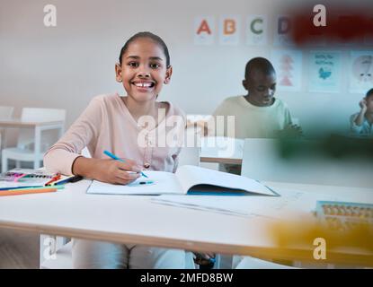 Erziehung, Klasse und Porträt eines lächelnden Kindes im Klassenzimmer Lesen, Schreiben und Mathematik in der Montessori-Schule. Bücher, Schüler und glückliches Mädchen Stockfoto