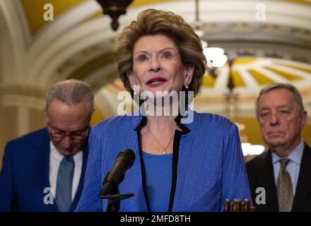 US-Senatorin Debbie Stabenow (Demokrat von Michigan) äußert sich nach dem wöchentlichen Mittagessen zur demokratischen Politik im US-Kapitol in Washington, DC, USA am Dienstag, den 24. Januar 2023. Foto: Ron Sachs/CNP/ABACAPRESS.COM Stockfoto