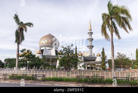 Außenansicht der Sabah State Moschee oder Masjid Negeri Sabah. Kota Kinabalu, Malaysia Stockfoto