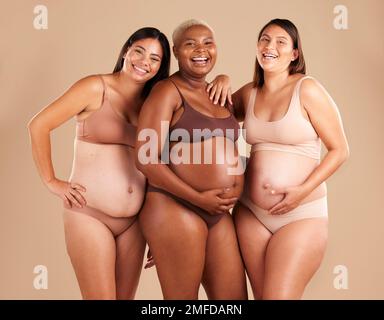 Porträt, Schönheit und Lachen mit schwangeren Freunden im Studio auf beigefarbenem Hintergrund für Vielfalt oder Mutterschaft. Familie, Liebe und Schwangerschaft mit einer Frau Stockfoto