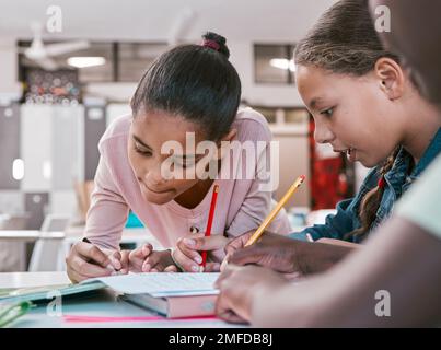 Kinder, Schüler und Gruppen schreiben im Klassenzimmer für Lernaktivität und Bildung zusammen mit Schreibwaren. Kleine Kinder, die an Alphabetisierung arbeiten und Stockfoto