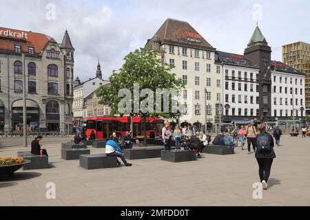 Oslo Norway Jernbanetorget Platz vor dem Hauptbahnhof Stockfoto