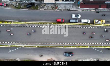 Luftaufnahme der Sonnenaufgangslandschaft von der Siti Nurbaya Bridge, Jembatan Siti Nurbaya Padang, West Sumatera. Padang, Indonesien, 25. Januar 2023 Stockfoto