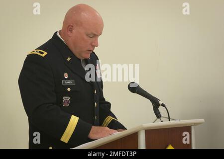 Generalmajor Matthew Baker, kommandierender General der 88. Bereitschaftsabteilung, spricht auf der Gedenkfeier für Sergeant James J. Holtom, Joint Base Lewis McChord, Washington, 19. August 2022. Holtom wurde der 88. Bereitschaftsabteilung, dem 321. Ingenieurbataillon in Boise, Idaho, zugeteilt. Stockfoto