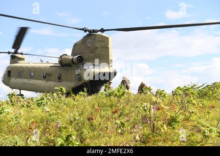 Während der jährlichen Ausbildung werden die Infanteriesoldaten des 1. Kombinierten Armeebataillons der Nationalgarde Minnesota – 194. Rüstung von CH-47 Chinook-Flugpersonal der Bravo Company in eine enge Landezone am Camp Ripley am 19. August 2022 gebracht. 3. Bataillon – 126. Luftfahrtregiment der Nationalgarde Maryland. Stockfoto