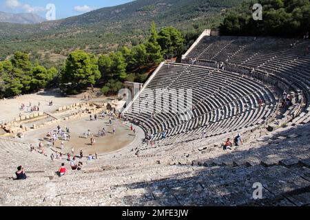 EPIDAURUS, GRIECHENLAND - 20. SEPTEMBER 2012: Dies ist ein altes griechisches Theater in einer antiken Stadt auf der Halbinsel Peloponnes. Stockfoto