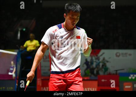 Jakarta, Indonesien. 25. Januar 2023. Lu Guangzu aus China reagiert während des ersten Mannschaftsspiels gegen Sitthikom Thammasin aus Thailand auf der Indonesia Masters 2023 in Jakarta, Indonesien, am 25. Januar 2023. Kredit: Xu Qin/Xinhua/Alamy Live News Stockfoto