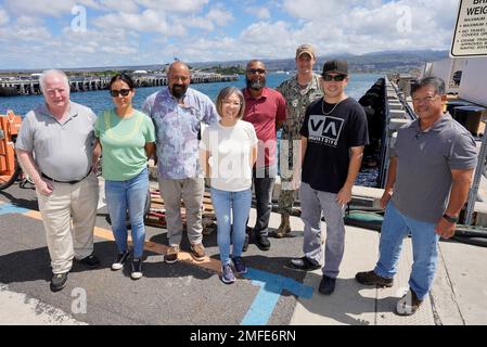 Das Team des Hawaii Regional Maintenance Center (HRMC) führte im vergangenen Juli im Pearl Harbor-Becken seine erste planmäßige Wartungsverfügbarkeit (PMAV) für das Küstenschiff USS Tulsa der Unabhängigkeitsklasse (LCS 16) durch. (Offizielle US-amerikanische Marinefoto von Marc Aayalin) Stockfoto