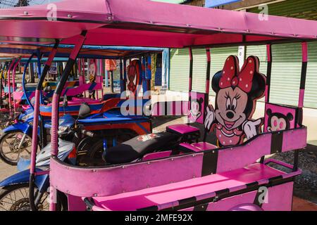 Typische Tuk Tuks von Koh Lanta. Motorradtaxis im Cartoon-Stil mit Beiwagen in einer Reihe, Nahaufnahme. Ko Lanta, Krabi, Thailand. 30. November 2022. Stockfoto