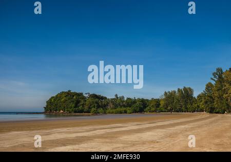 Tropische Strandlandschaft von Ko Lanta, Krabi, Thailand an einem sonnigen Tag Stockfoto