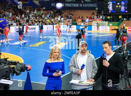 Kattowitz, Polen. 23. Januar 2023. Handball: Weltmeisterschaft, Deutschland - Norwegen, Hauptrunde, Gruppe 3, Spieltag 3 bei Spodek Katowice. Der ehemalige Nationalfußballspieler Lukas Podolski (M) steht während eines Interviews mit Stephanie Müller-Spirra und Dominik Klein bei der ARD. Kredit: Jan Woitas/dpa/Alamy Live News Stockfoto