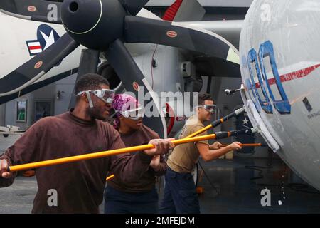 220820-N-EL850-2004 ATLANTISCHER OZEAN (20. August 2022) Aviation Structural Mechanic Airman Apprentice Alexander Corbin (links), Airman Jorday Holmes und Aviation Machinist's Mate Airman Diego Garcia, die der Carrier Airborne Early Warning Squadron (VAW) 121 zugeteilt wurde, spült eine E-2D Hawkeye an Bord des Flugzeugträgers USS George H.W. Buchse (CVN 77), 20. August 2022. Die George H.W. Die Bush Carrier Strike Group (CSG) ist ein integriertes Kampfwaffensystem, das überlegene Kampffähigkeiten bietet, um Amerikas Gegner abzuschrecken und, falls erforderlich, sie zu besiegen, um die nationale Sicherheit zu unterstützen. Carrier Air Stockfoto