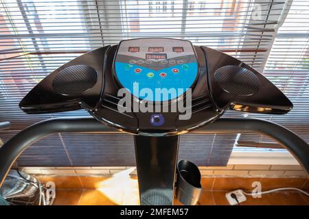 Vibrierende Turnmaschine, um Muskeln zu trainieren und fit zu Hause zu bleiben. Stockfoto