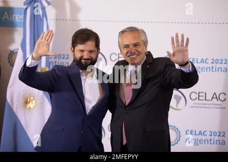 Buenos Aires, Argentinien. 24. Januar 2023. Der chilenische Präsident Gabriel Boric (L) und der argentinische Präsident Alberto Fernandez posieren für ein Foto während der Begrüßungszeremonie des siebten Gipfels der Gemeinschaft der lateinamerikanischen und karibischen Staaten (CELAC) in Buenos Aires, Argentinien, 24. Januar 2023. Der Gipfel fand am Dienstag in Buenos Aires, der Hauptstadt Argentiniens, statt. Kredit: Martin Zabala/Xinhua/Alamy Live News Stockfoto