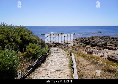 Zugang zum Strand über einen Steinweg am Talmont-Saint-Hilaire in Vendee frankreich Stockfoto