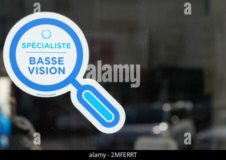 Bordeaux , Aquitaine Frankreich - 20 01 2023 : Spezialist basse Vision Markenlogo Lupe und Textschild Glas Optik Sanitätshaus Gläser niedrige Sicht Stockfoto