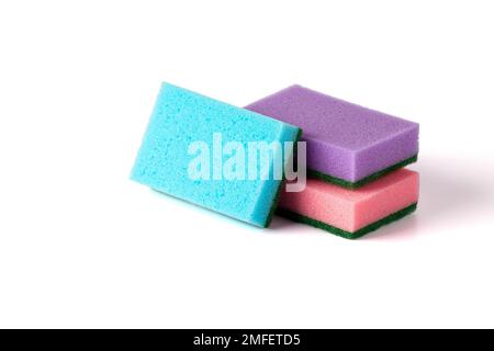 Ein Stapel farbiger Küchenschwämme, isoliert vor weißem Hintergrund. Mehrfarbige Spülschwämme. Stockfoto