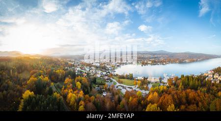 Die Bucht von Velden am Wörthersee in der Region Kärnten im Süden Osterreichs Stockfoto