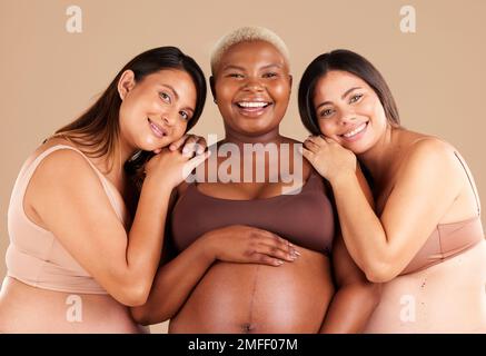 Porträt, Schönheit und glücklich mit schwangeren Freunden im Studio auf beigefarbenem Hintergrund für Vielfalt oder Mutterschaft. Familie, Liebe und Schwangerschaft mit einer Frau Stockfoto