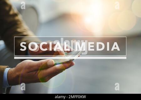 Sein Status wird aktualisiert. Foto eines unbekannten Geschäftsmannes, der ein Mobiltelefon hinter den Wörtern Social Media benutzt. Stockfoto