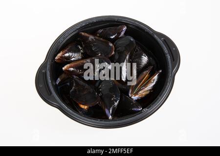 Muscheln Marinara in schwarzer Kunststoffplatte auf weißem Hintergrund Stockfoto