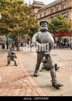 17. September 2022: Dundee, Dundee City, Schottland, Großbritannien - Statuen von Comicfiguren verzweifelt Dan und Minnie the Minx im Stadtzentrum von Dundee. Stockfoto